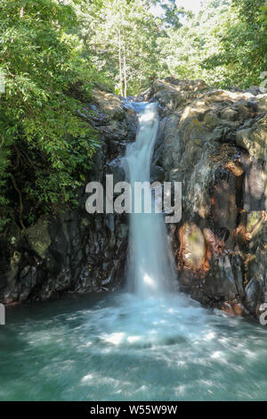 Cascata Kroya Sambangan in zona di montagna su isola di Bali. Le piscine con acqua cristallina sotto la parete rocciosa crea armoniosa atmosfera. Foto Stock