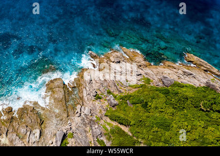 Antenna vista drone di paradiso delle isole tropicali e barriera corallina Foto Stock