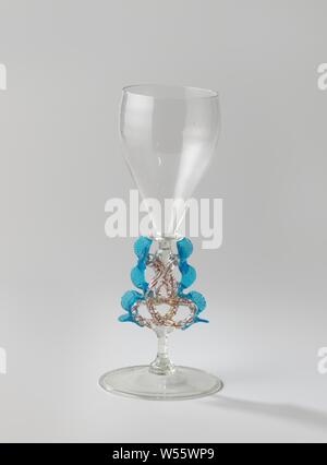Anta vetro con a tulipano ciotola, anta vetro su base piana con bordo ripiegato. La linea è composta da un twisted, avvolta bar con il bianco e il rosso dei thread. Quattro pettini blu su entrambi i lati. Disco piatto al di sopra della quale un a tulipano ciotola., anonimo, Nederlanden, c. 1600 - c. 1700, vetro, glassblowing, h 18.4 cm × d 7,6 cm Foto Stock