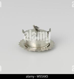 Terrina terrina di rotonda con fondo frastagliati. La terrina ha un coperchio con un bordo dentellato. La manopola dello sportello è un uccello in volo. La terrina ha sollevato due maniglie. La terrina è contrassegnata: stk. = Amsterdam, jrl. = G (1766) e mt. = Arnoldus van Geffen, Arnoldus van Geffen, Amsterdam, 1766, argento (metallo), h 2,2 cm × d 2,8 cm Foto Stock