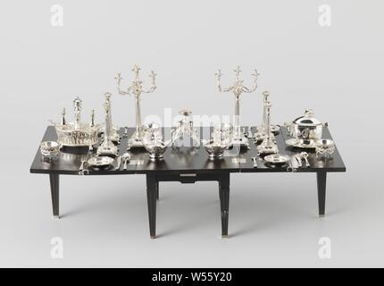 Terrina terrina di rotonda con festone bordo inferiore. Il piatto ha anche un coperchio con un bordo dentellato. La manopola dello sportello è un uccello in volo. La terrina ha sollevato due maniglie. Il piatto è su un piatto. La terrina è contrassegnata: stk. = Amsterdam, jrl. = B (1761), mt. = Arnoldus van Geffen, Arnoldus van Geffen, Amsterdam, 1761, argento (metallo), d 2,8 cm h 2 cm × d 3.4 cm Foto Stock