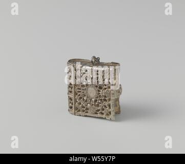Scatola in forma di un libro, Openwork box nella forma di un libro. Nella parte superiore è una catena con un anello fissato alla fine. In fondo è una piastra di scorrimento con un pulsante. La casella non è contrassegnata, anonimo, Paesi Bassi, c. 1650, argento (metallo), l 3.2 cm Foto Stock