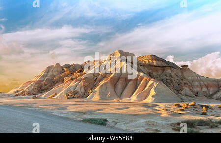 Bella Bardenas Kastildeterra nel deserto al tramonto Spagna Foto Stock