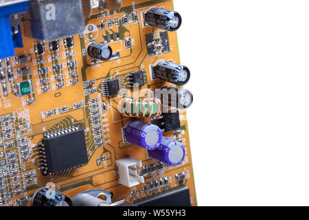 Dettagliata computer complicata circuiteria, scheda a circuito stampato con elettronica di elementi annessi isolati su sfondo bianco. Tecnologia avanzata, hardware Foto Stock