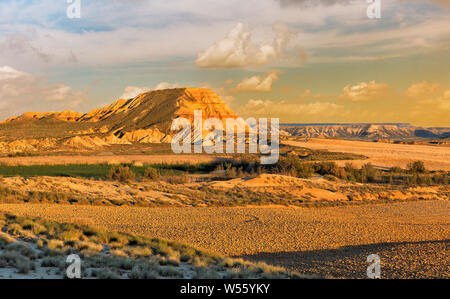 Bella Bardenas Kastildeterra nel deserto al tramonto Spagna Foto Stock