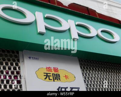 Vista di un negozio Oppo in Yunyang county, Chongqing, la Cina, 20 febbraio 2019. Smartphone cinese venditore Oppo è diventato il marchio più recente di annunciare Foto Stock