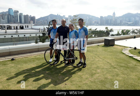 Pista tedesca ciclista Max Prelievo, seconda a sinistra, partecipa a una conferenza stampa per la PRURide sei giorni di Hong Kong a Hong Kong, Cina, 12 febbraio 2019. Hong Foto Stock