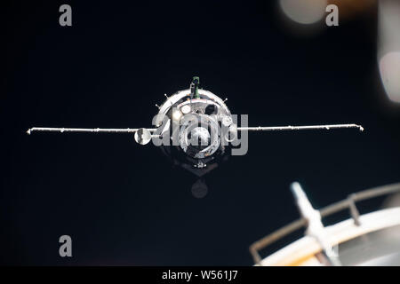 Il russo Soyuz MS-13 equipaggio nave si avvicina alla stazione spaziale internazionale per docking per il Zvezda service module Luglio 20, 2019 in orbita intorno alla terra. Il Soyuz portato tre nuova spedizione 60 ingegneri di volo ha attirato Morgan della NASA, Luca Parmitano dell'Agenzia spaziale europea e Alexander Skvortsov di Roscosmos alla stazione in occasione del cinquantesimo anniversario della NASA gli esseri umani di atterraggio sulla Luna per la prima volta. Foto Stock