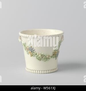 Vaso realizzato da hard-sparò di coccio con una decorazione multicolore, Wedgwood, a forma di coppa vaso realizzato da hard-fired terracotta. I bordi di sommità e di fondo sono nervati. Il vaso è decorato con festoni a rilievo e maschere, Inghilterra, c. 1780 - c. 1810, terraglia, h 11 cm × d 12,5 cm d 9 cm Foto Stock