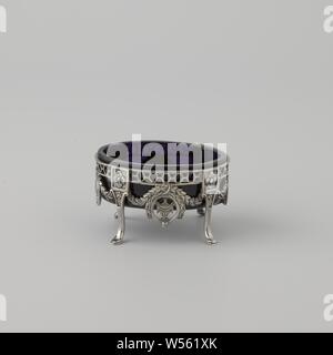 Sale la canna su quattro gambe, ovale, a foglia ghirlande e medaglioni. L'Ovale Silver supporti (A e B) con vetro blu vassoio interno poggiano su quattro gambe ricurve, ciascuno in piedi su un piede. La zampata di ampia estensione verso l'alto e sono decorati con motivi a foglia su una terra resa scabra. Ciascuna gamba porta una casa rettangolare con Rosetta su un terreno irruvidita. Gli alloggiamenti sono fissati a una galleria con interconnessi segato ovale-galleria aperta che forma il bordo superiore del supporto. Qui sono appese ghirlande e medaglioni con anelli, un medaglione con un vaso sulla parte anteriore e posteriore, un medaglione con un acclamato man' Foto Stock