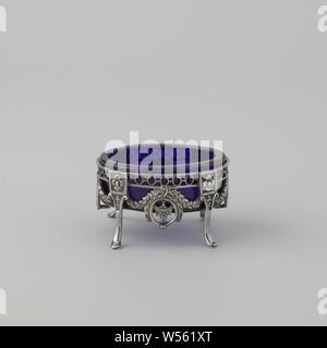 Sale la canna su quattro gambe, ovale, a foglia ghirlande e medaglioni, l'Ovale Silver supporti (A e B) con vetro blu vassoio interno poggiano su quattro gambe ricurve, ciascuno in piedi su un piede. La zampata di ampia estensione verso l'alto e sono decorati con motivi a foglia su una terra resa scabra. Ciascuna gamba porta una casa rettangolare con Rosetta su un terreno irruvidita. Gli alloggiamenti sono fissati a una galleria con interconnessi segato ovale-galleria aperta che forma il bordo superiore del supporto. Qui sono appese ghirlande e medaglioni con anelli, un medaglione con un vaso sulla parte anteriore e posteriore, un medaglione con un acclamato man' Foto Stock