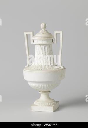 Urna di biscotto, Luigi XVI, bianco con orecchie dritte, bianco con orecchie dritte. Parte di pochi. Mark down sul lato del piede: Ma (nufactu) re de Mer Le duc d'Angouleme a Parigi. L urna ha un coperchio. Con l'accompagnamento di campana di vetro jar, Fabbricazione de Monsieur le Duc, Parigi, c. 1780 - c. 1790, biscotto (porcellana, materiale), h 27.5 cm d 13,8 cm h 25.3 cm Foto Stock