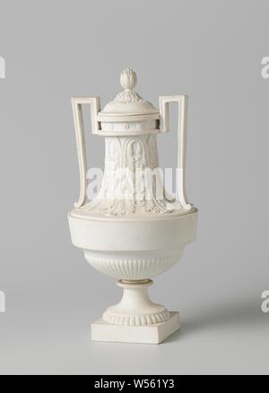Urna di biscotto, Luigi XVI, bianco con orecchie dritte, bianco con orecchie dritte. Parte di pochi. Mark down sul lato del piede: Ma (nufactu) re de Mer Le duc d'Angouleme a Parigi, Fabbricazione de Monsieur le Duc, Parigi, c. 1780 - c. 1790, biscotto (porcellana, materiale), h 25.3 cm × d 13,4 cm Foto Stock