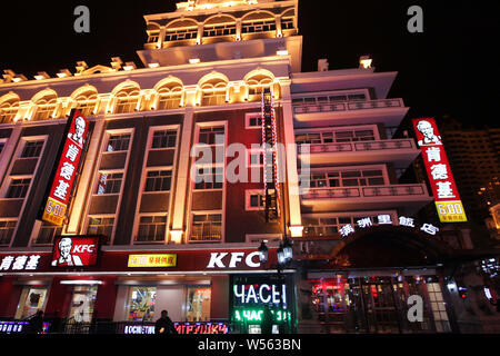 --FILE--Vista di un un fast food ristorante di KFC di Yum Brands in città Hulunbuir, nel nord della Cina di Mongolia Interna Regione Autonoma, 10 ottobre 2014. La S Foto Stock