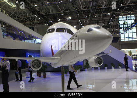 --FILE--un full-size mock-up del CR929 widebody jet del passeggero visualizzati da Sino-Russian joint venture CRAIC e sviluppato congiuntamente dalla Russia nel Regno Foto Stock