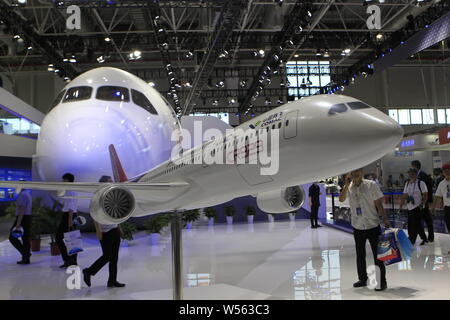 --FILE--un full-size mock-up del CR929 widebody jet del passeggero visualizzati da Sino-Russian joint venture CRAIC e sviluppato congiuntamente dalla Russia nel Regno Foto Stock