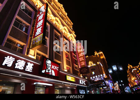 --FILE--Vista di un un fast food ristorante di KFC di Yum Brands in città Hulunbuir, nel nord della Cina di Mongolia Interna Regione Autonoma, 10 ottobre 2014. La S Foto Stock