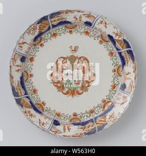 Piastra con i bracci di Jan van Beuningen piastra con lo stemma Van Beuningen - Van Leeuwen, piastra di faience, in colori Imari con al centro l'alleanza stemma di Jan van Beuningen (1667-1720) e Catharina Constantina van Leeuwen (1675-1720) ., cuscinetti armorial, araldica, Jan van Beuningen, anonimo, Delft, c. 1700 - c. 1725, d 26 cm Foto Stock