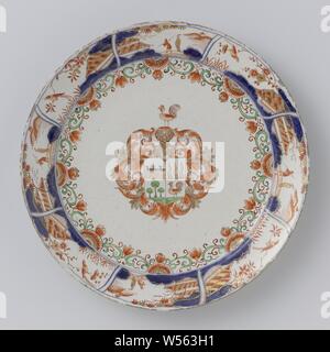 Piastra di faience con l'arma Van Beuningen - Van Leeuwen, piastra di faience, in colori Imari con al centro lo stemma di Jan van Beuningen (1667-1720) e Catharina Constantina van Leeuwen (1675-1720). la sentenza di Parigi (mercurio presente), anonimo, Delft, c. 1700 - c. 1725, d 26,0 cm × h 2,7 cm Foto Stock