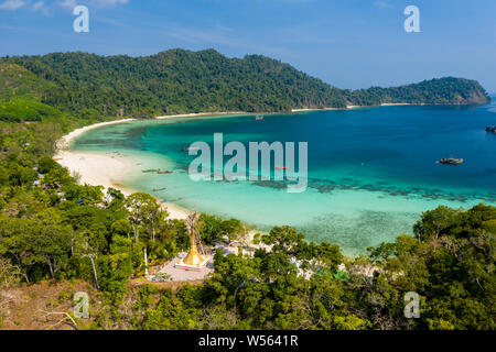 Antenna fuco vista di una pagoda buddista che si affaccia su una spiaggia sabbiosa tropicale (grande Swinton isola arcipelago Mergui, Myanmar) Foto Stock