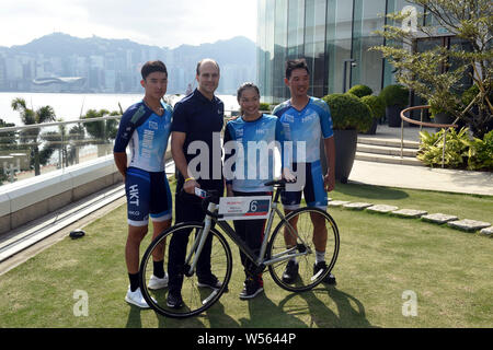 Pista tedesca ciclista Max Prelievo, seconda a sinistra, partecipa a una conferenza stampa per la PRURide sei giorni di Hong Kong a Hong Kong, Cina, 12 febbraio 2019. Hong Foto Stock