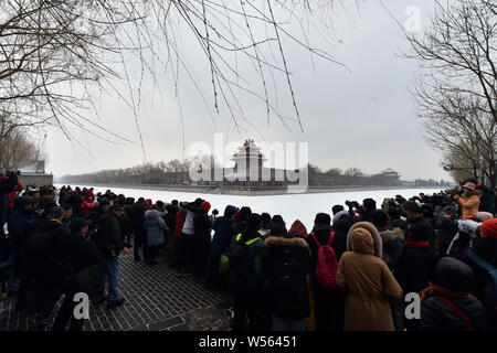 Gli appassionati di fotografia scattare foto della torretta presso il Museo del Palazzo, conosciuta anche come la Città Proibita, nella neve a Pechino in Cina, 14 febbraio Foto Stock