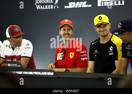 Motorsports: FIA Formula One World Championship 2019, il Gran Premio di Germania, #7 Kimi Raikkonen (FIN, Alfa Romeo Racing), #5 Sebastian Vettel (GER, la Scuderia Ferrari missione vagli), #27 Nico Hulkenberg (GER, il Team Renault F1), #23 Alexander Albon (THA, Red Bull Toro Rosso Honda), Credit: dpa picture alliance/Alamy Live News Foto Stock