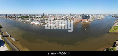 Panorama Luftbild: die Skyline von Hamburg u.a. mit der Elbphilharmonie, Michaeliskirche, Sankt Pauli Landungsbruecken und Hafen, Amburgo (nur fuer ri Foto Stock