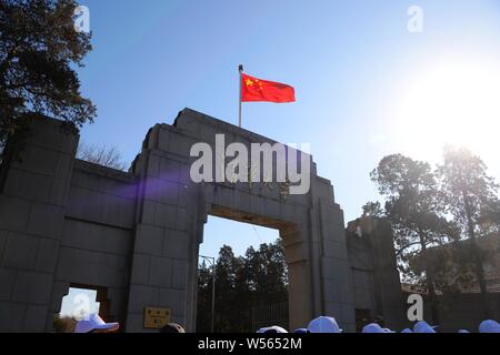 --FILE--Vista del west gate dell'Università di Tsinghua a Pechino in Cina, 25 gennaio 2019. Da lungo tempo leader dell'Università Nazionale di Singapore ha perso Foto Stock