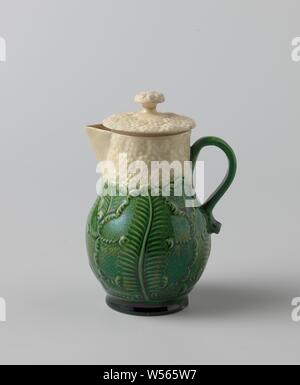 Bricco per latte realizzato da hard-sparò terraglia, Whieldon ware, cavolfiore ware, a forma di pera bricco per latte fatta di duro-fired terracotta. La caraffa è un sneb triangolare, avente una forma a C orecchio. Il bricco per il latte ha l'aspetto di un cavolfiore dovuta alla decorazione in rilievo e i colori verde e bianco, anonimo, Inghilterra, c. 1765 - c. 1775, terraglia, piombo smalto h 11.6 cm × d 8.3 cm × W 9.2 cm d 5.3 cm Foto Stock