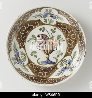 Piastra di faience, piastra della maiolica policroma dipinta con un vaso di fiori e una decorazione del bordo., anonimo, Delft, c. 1780 - c. 1820, d 22,3 cm × h 2,8 cm Foto Stock