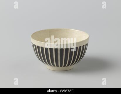 Tazza di hard-sparato terraglia, Wedgwood creamware, tazza semisferica fatta di duro-sparato terraglia, creamware. La testa ha un anello di supporto e la parete esterna è nervata con il marrone scuro cannelures su un terreno di avorio., Wedgwood, Inghilterra, c. 1780 - c. 1810, terraglia, h 6.0 cm × d 10,5 cm d 4,8 cm Foto Stock