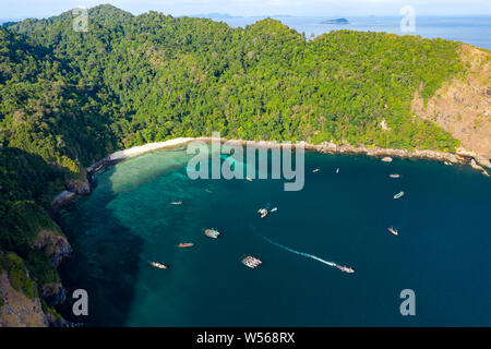 Vista aerea di una flotta di barche da pesca di una piccola isola tropicale nell'arcipelago Mergui Foto Stock