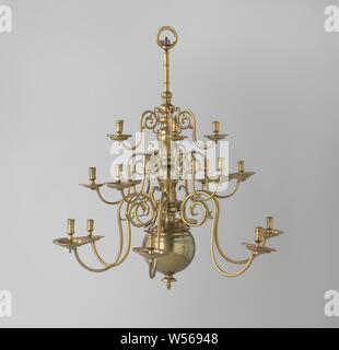 Il braccio con il candelabro di tre corone di candele heights, Candela braccio appartenente ad una candela in ottone corona di tre altezze. La S-braccio sagomato ha un ricciolo e fonde verso l'esterno nel rigonfiamento piana con un foro per vite. La candela titolare con la trappola del grasso è fissata in essa. La trappola del grasso è nervata su il profilato inferiore intorno alla apertura e presenta inoltre due anelli scanalati per due volte. La candela cilindrica di supporto, che presenta un profilo bordo sporgente, due anelli scanalati e un addensamento sul fondo, si fonde in una balaustra con una estremità inferiore filettata ed una manopola in cui il foro di centro può essere visto. Questo è Foto Stock