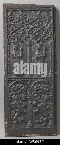 Piastra di stufa con due volte Maria con Bambino e due leoni, piastra di stufa di ghisa, diviso in due zone. Nella zona superiore è possibile vedere Maria e il bambino due volte nel mezzo di tre colonne con sottili lavorare sopra. Nella zona inferiore, un Lion è mostrato due volte tra le tre colonne in piedi sulle zampe posteriori. Al di sopra del Lions e due grappoli di uva e rango lavoro, Madonna: Maria (permanente o semi-lunghezza), Cristo-bambino vicino al suo grembo, anonimo, Germania, c. 1475 - c. 1525, ferro (metallo), fondazione, h 84 cm × W 32,5 cm × W 31 kg Foto Stock