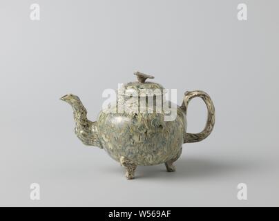 Teiera di hard-sparato terraglia, Whieldon ware, agata ware ("kievit'), teiera sferica di hard-sparò di coccio la teiera ha un a forma di S, tubo di lancio a c a forma di orecchio. La pentola si erge su tre gambe piegate verso l'esterno. La teiera ha un aspetto marmorizzato., Whieldon, Fenton, c. 1750 - c. 1765, terraglia, piombo smalto h 11.1 cm × d 12,3 cm × W 21 cm Foto Stock