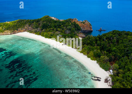Antenna fuco vista di una lussureggiante isola tropicale con spiaggia sabbiosa Foto Stock