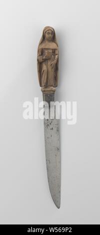 Coltello con una maniglia a forma di una monaca la monaca porta una pentola nella sua mano destra, anonimo, Paesi Bassi, c. 1600 - c. 1699, bosso, l 8,5 cm l 23,3 cm Foto Stock