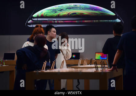 --FILE--i clienti provare iPhone X10 smartphone a un Apple store in Shenyang City, a nord-est della Cina di provincia di Liaoning, 11 ottobre 2018. R Cinese Foto Stock