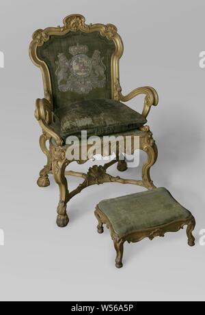 Stadtholder la poltrona e poggiapiedi Stadholder's chair Stadholder la poltrona e poggiapiedi, Stadholder la sedia in legno di olmo, dorate e imbottito. Il mobilio poggia su S la conformazione delle gambe con lion artigli. I braccioli sono a forma di S e fine in una voluta. La finestra posteriore ha un festone superiore del cantonale con motivi a foglia. Il velluto verde tappezzeria è impresso sul retro con i bracci del Oranje-Nassau. Sul sedile di un cuscino con arma ritorto e lettere, stemma (simbolo della sovranità), Amsterdam, Willem IV (principe di Orange-Nassau), Admiralty di Amsterdam, weduwe Jan Battista Xavery (attribuito Foto Stock