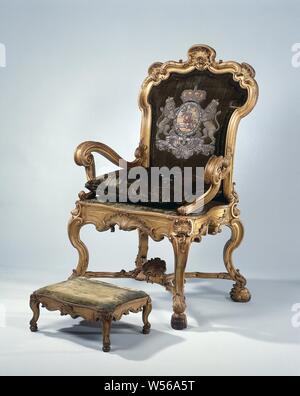 Stadtholder la sedia e sgabello sgabello a Stadtholder la sedia dell'Ammiragliato di Amsterdam Stadtholder la poltrona e poggiapiedi, sgabello ricoperto di velluto verde, in appoggio su un profilo a S, gambe angolata, Amsterdam, Willem IV (principe di Orange-Nassau ), Admiralty di Amsterdam, weduwe Jan Battista Xavery (attribuito a), l'Aia, 1747 - 1748, olmo (legno), velluto (fabric weave), filo di argento, seta, doratura, h 22 cm × W 51 cm × d 38 cm Foto Stock