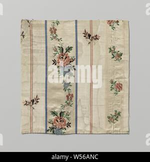 Frammento di seta multicolore pekin, un frammento di bianco tessuto di seta con strisce di colore rosa, il blu e il rosso. Mazzi di fiori colorati di ghirlande., Olanda, 1750, seta, h 28.9 cm × W 27,5 cm Foto Stock