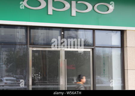 --FILE--un residente locale passeggiate passato un negozio Oppo in Yunyang county, Chongqing, la Cina, il 20 agosto 2018. Smartphone cinese venditore Oppo è diventata la Foto Stock