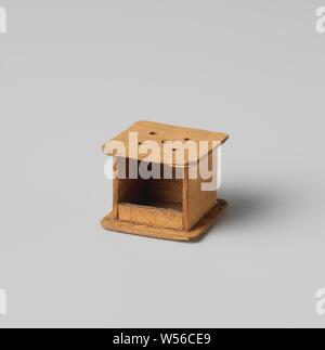 La stufa, rettangolare, con cinque fori, stufato di faggio, con cinque fori nella parte superiore del retro del pino., anonimo, Amsterdam (eventualmente), c. 1750 - c. 1800, faggio (legno), pino (legno), h 2.1 cm × w 2,5 cm × l 2,6 cm Foto Stock