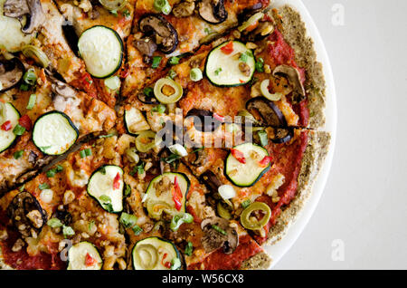 Materie vegano dieta alimentare. Non cotte pizza vegetariana. Foto Stock