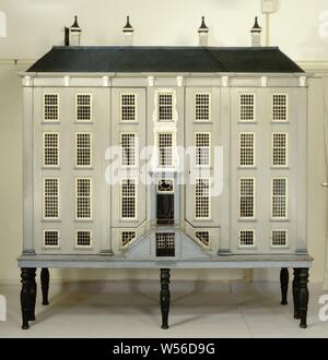 Il Canal House, Dollhouse nella forma di una casa con riser centrale, il pavimento e il tetto con camini. La facciata può essere rimosso. La casa è divisa in un seminterrato con due cantine, portale e cucina e primo piano con hall, sala anteriore, scala, sala da pranzo, al secondo piano con camera da letto, camera anteriore, scale e la stanza dei bambini, attico con due sottotetti., anonimo, Olanda, 1760, legno (materiale vegetale), pino (legno), Rovere (legno), vernice (rivestimento), vetro, h 213 cm × W 245 cm × d 70 cm Foto Stock