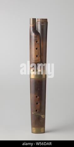 Fagotto russo, fagotto russo con raccordi in rame e boccagli e valvole. La coppa viene perso., Stengel, Bayreuth, c. 1830, di legno (materiale vegetale), Rame (metallo), h 67,5 cm × W 10,4 cm × d 7.0 cm Foto Stock