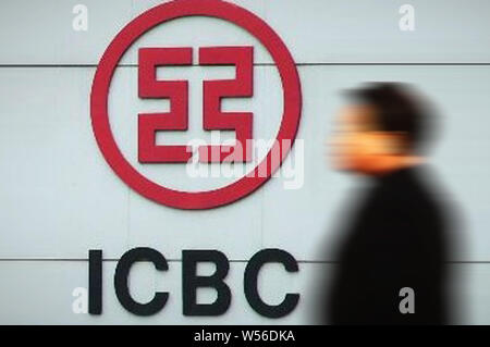 --FILE--A passeggiate a piedi passato un logo di industriale e banca commerciale della Cina (ICBC) in Ji'nan city, est della Cina di provincia di Shandong, 15 Febbraio 2 Foto Stock