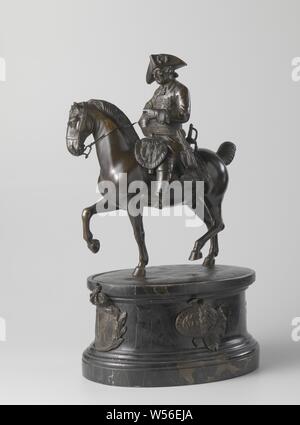 Statuetta di Federico il Grande re di Prussia Statua di Federico il Grande re di Prussia, il re (1712-1786) si siede su un passo-passo cavallo che ha sollevato la zampa anteriore destra e la zampa posteriore sinistra per un momento la luce di massa, la testa viene ruotata leggermente a destra. Egli detiene il rein con una mano, mentre gli altri si appoggia al lato. Egli indossa una uniforme costituito da una camicia con jabot, guanti e stivali, sulla testa una parrucca e, sulla camicia, posto all'ordine del Black Eagle, un telaio attorno alla cintura, una spada e una spada sulla sinistra. La sella con il conducente pistole su entrambi i lati Foto Stock