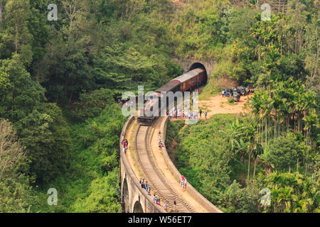 Treno da Kandy a Ella attraversando le nove ponte di Arco Foto Stock